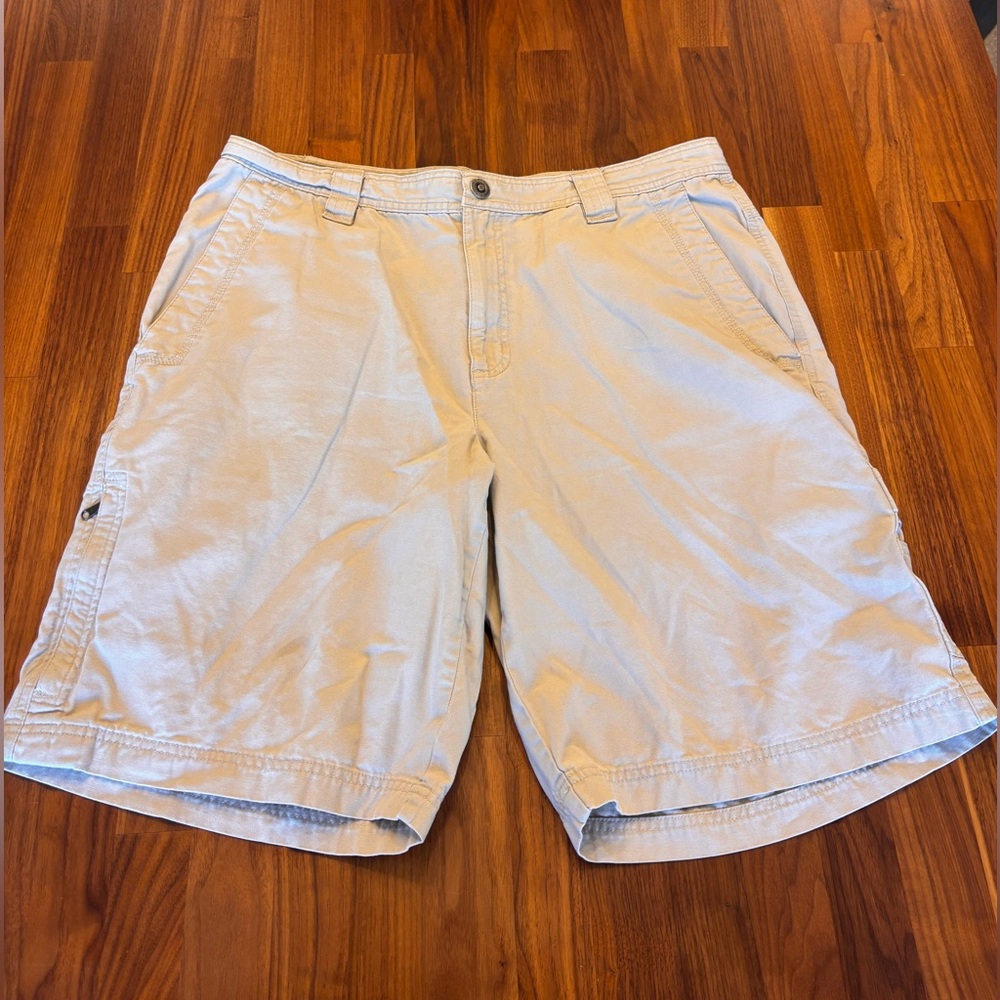 Columbia Woman’s Beige Cargo Shorts